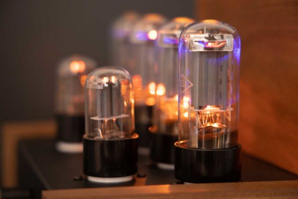 ламповый усилитель Stock SoundAddict свет ламп 6П3С крупно